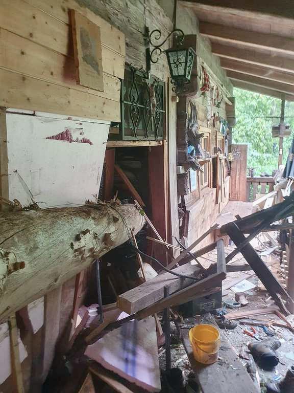 Paura in val d'Ultimo: tronco di 34 metri si abbatte su una casa. Grave un uomo 3 358056026 663515482474407 8907164043226152943 n