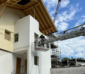 Crolla la scala di un appartamento in costruzione: un ferito grave a Lana 2 367400453 687952753364013 432753513663129912 n