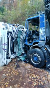 Tir carico di tronchi si ribalta e urta un altro mezzo pesante: colpita anche una macchina 3 405032903 753050096854278 7288333145842590001 n