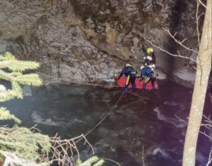 Cade nell'Isarco dopo l'incidente con un'altra auto: salvato dai vigili del fuoco 3 Screenshot 2023 12 06 alle 12.07.00