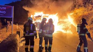 Autobus distrutto dalle fiamme sulla statale delle Palade 2 423249851 18096996553386437 3212055727793178904 n