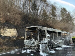 Autobus distrutto dalle fiamme sulla statale delle Palade 3 424557295 718491143717442 4796812649086475787 n