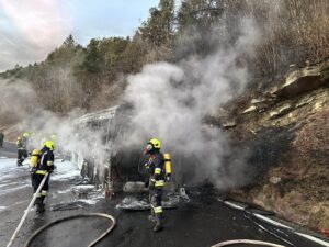 Autobus distrutto dalle fiamme sulla statale delle Palade 4 424566466 718491233717433 3865673895252577658 n