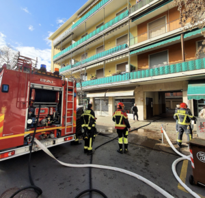 Paura in via Battisti per un incendio in appartamento: sul posto i vigili del fuoco 2 Screenshot 2024 02 17 alle 22.47.55