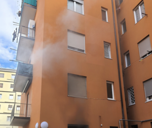 Paura in via Battisti per un incendio in appartamento: sul posto i vigili del fuoco 3 Screenshot 2024 02 17 alle 22.48.19