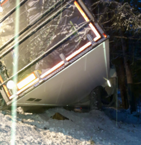 Tir fuori strada per la neve a Dobbiaco, il mezzo si rovescia e finisce in un pendio 3 Screenshot 2024 02 27 alle 18.59.02