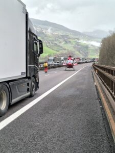 Tamponamento tra un minibus e un camion in A22 a Chiusa: un ferito 4 431578287 835308741961746 1386677971900112965 n