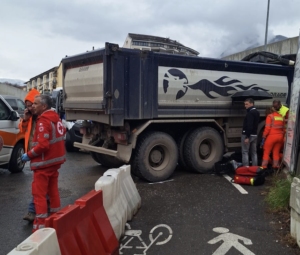 Finisce sotto un camion con la bicicletta: ferita una ciclista a Bolzano 2 Screenshot 2024 03 06 alle 17.09.07