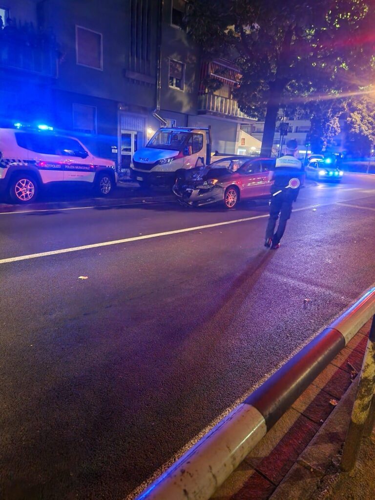 Incidente a Bolzano: scontro tra auto e motociclo in via Milano, danni ingenti ma nessun ferito grave 2 img 5035 2 1