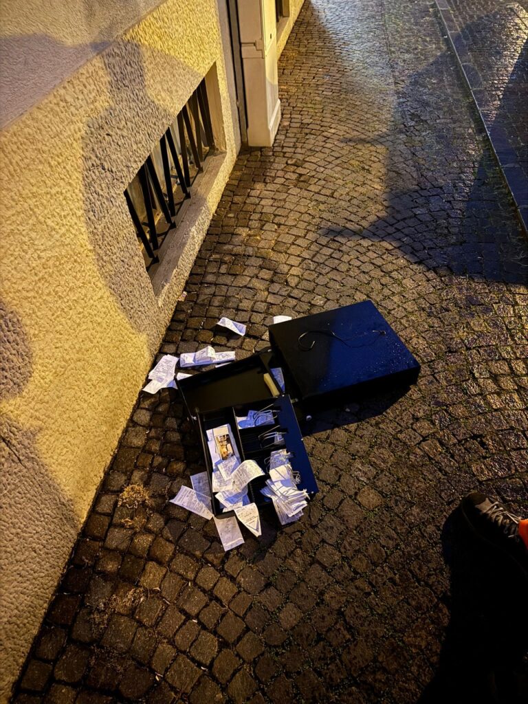 Furto con scasso in via Milano: il registratore di cassa trovato in mezzo alla strada 2 effaf191 c24a 4fdd 8869 c9ed3b7cde66 1