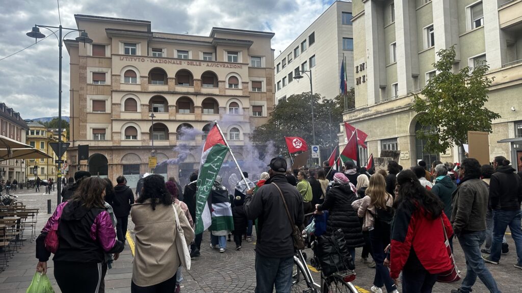 Manifestazione pro-Palestina nel centro storico di Bolzano: 250 persone in corteo contro la guerra 3 img 6765