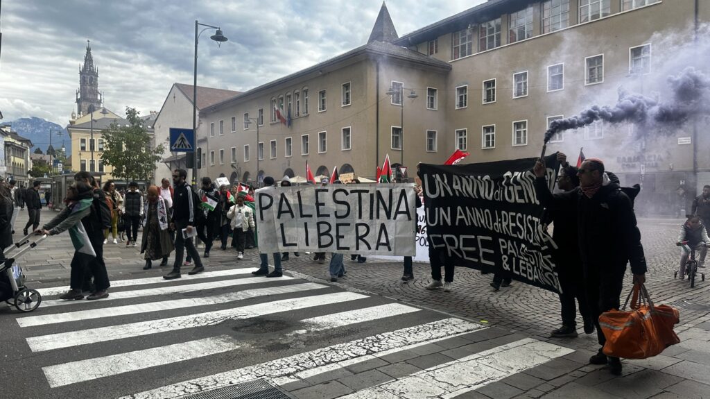Manifestazione pro-Palestina nel centro storico di Bolzano: 250 persone in corteo contro la guerra 4 img 6766