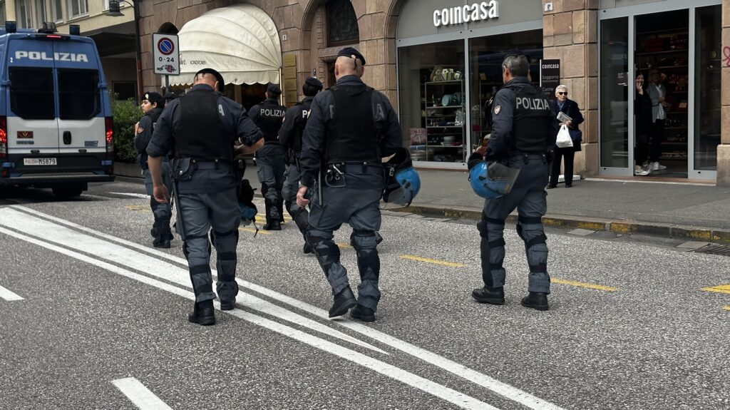 Manifestazione pro-Palestina nel centro storico di Bolzano: 250 persone in corteo contro la guerra 5 img 6768
