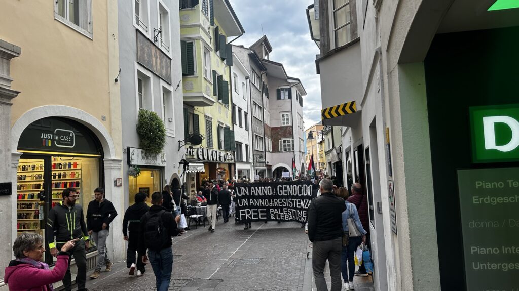Manifestazione pro-Palestina nel centro storico di Bolzano: 250 persone in corteo contro la guerra 2 img 6771