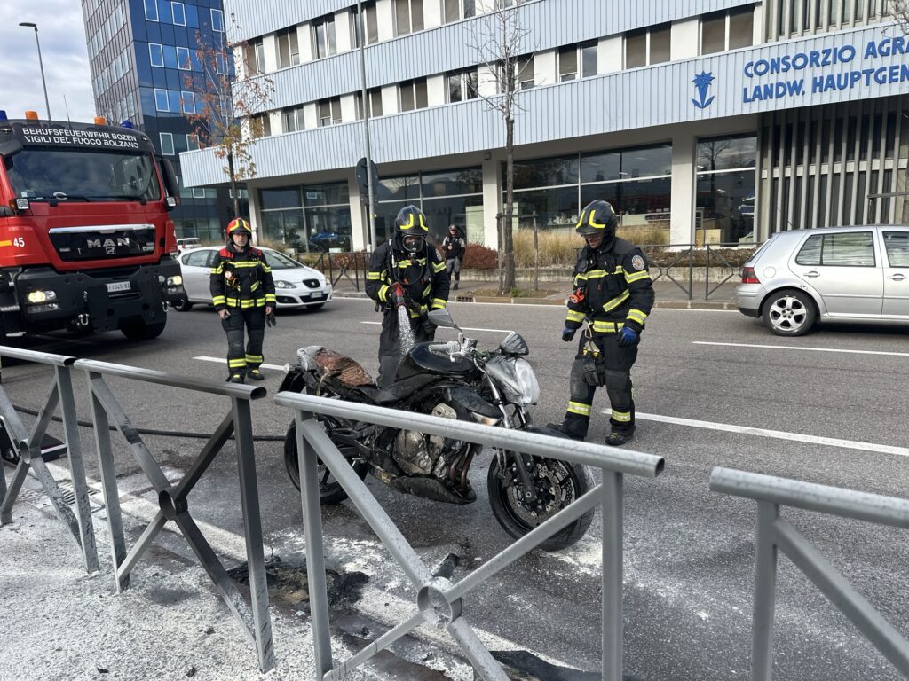 Moto prende fuoco in marcia: paura per un giovane motociclista a Bolzano 2 img 9032