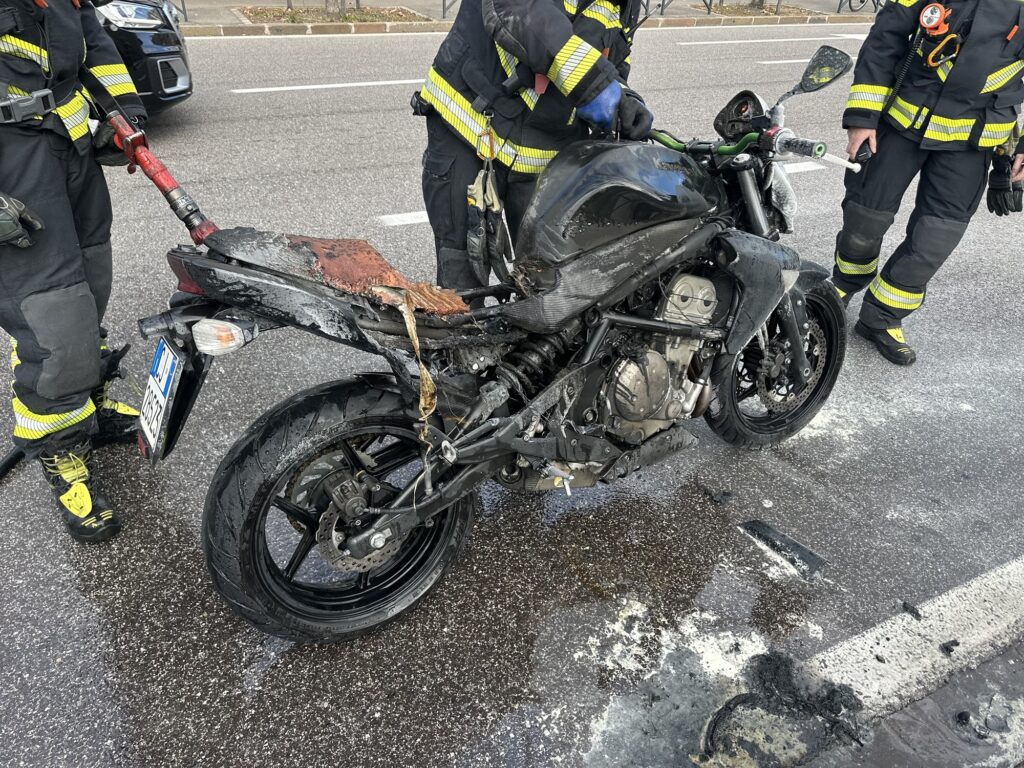 Moto prende fuoco in marcia: paura per un giovane motociclista a Bolzano 3 img 9033