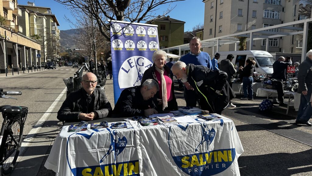 Bolzano, la campagna elettorale entra nel vivo: sfilata di candidati al mercato di Piazza Matteotti 3 img 2323