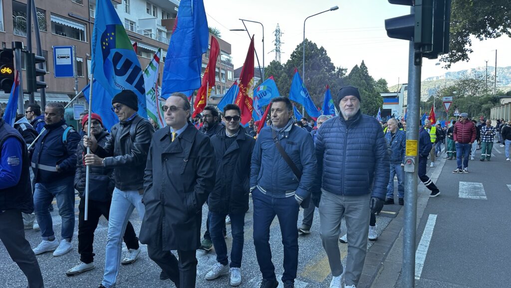 Bolzano in marcia per le Acciaierie: migliaia di lavoratori in corteo 4 img 0417