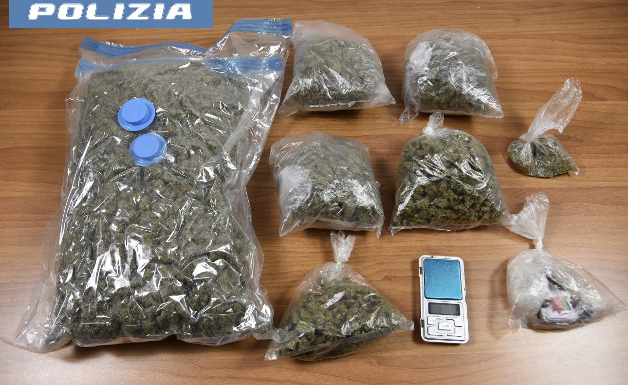 Sacchetti e bilancia nella fotografia pubblicata da Bolzano Quotidiano